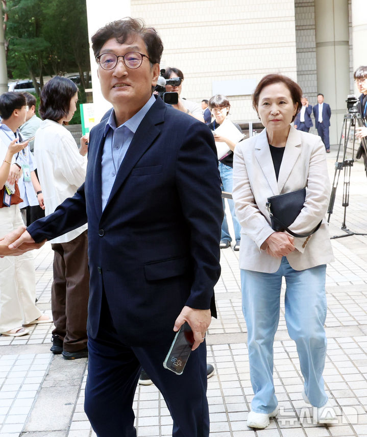 [서울=뉴시스] 박영태 기자 = 노영민 전 대통령 비서실장과 김현미 전 국토교통부 장관이 13일 오전 서울 서초구 서울중앙지법에서 열린 '채용청탁·외압 혐의' 1심에서 무죄를 선고받고 법원을 나서고 있다. 2026.08.13. since1999@newsis.com