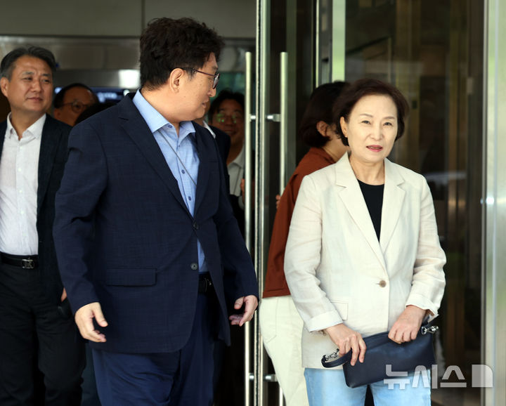 [서울=뉴시스] 박영태 기자 = 노영민 전 대통령 비서실장과 김현미 전 국토교통부 장관이 13일 오전 서울 서초구 서울중앙지법에서 열린 '채용청탁·외압 혐의' 1심에서 무죄를 선고받고 법원을 나서고 있다. 2026.08.13. since1999@newsis.com