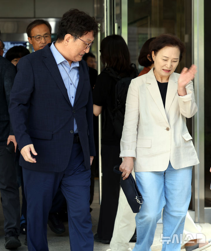 [서울=뉴시스] 박영태 기자 = 노영민 전 대통령 비서실장과 김현미 전 국토교통부 장관이 13일 오전 서울 서초구 서울중앙지법에서 열린 '채용청탁·외압 혐의' 1심에서 무죄를 선고받고 법원을 나서고 있다. 2026.08.13. since1999@newsis.com