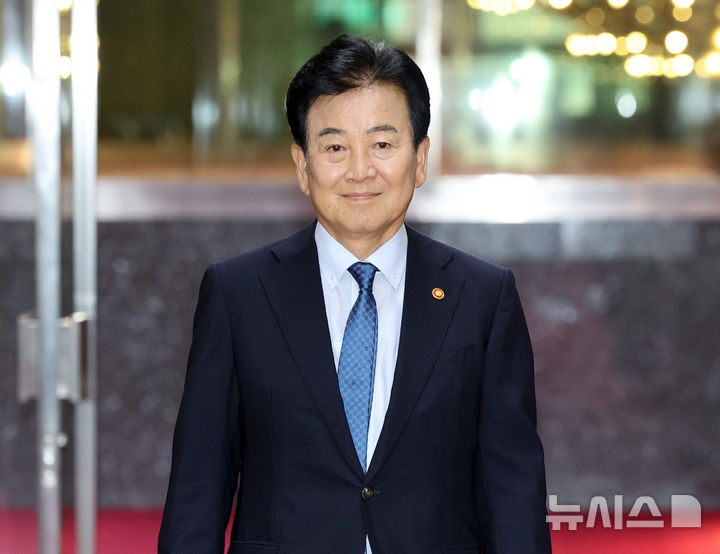[서울=뉴시스] 고범준 기자 = 정동영 통일부 장관이 13일 서울 여의도 국회의장실에서 조정식 국회의장 예방을 위해 들어서고 있다. 2026.08.13. bjko@newsis.com