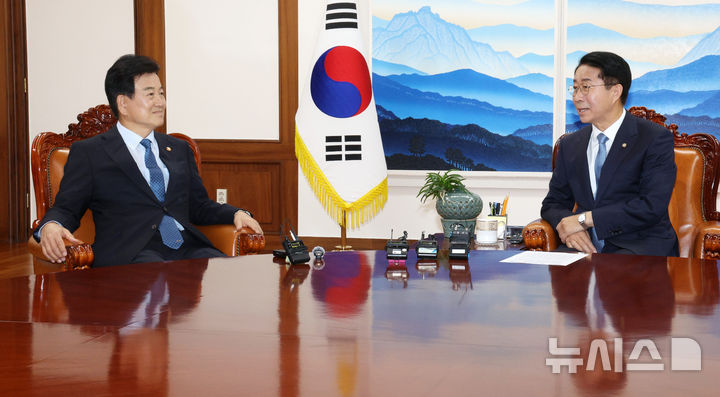 [서울=뉴시스] 고범준 기자 = 조정식 국회의장이 13일 서울 여의도 국회의장실에서 정동영 통일부 장관을 접견하고 있다. 2026.08.13. bjko@newsis.com
