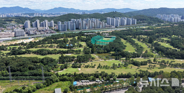 [서울=뉴시스] 김선웅 기자 = 정부가 13일 전월세 및 매매시장 안정을 위한 주택 신속공급 방안을 발표했다. 또한 지난 1월 29일 발표한 도심 내 공공부지 공급 계획에 대해 정비사업 지연요소는 과감히 개선하고 신속 공급이 가능한 매입임대 공급을 획기적으로 지원한다고 발표했다. 지난 1월 발표한 공공부지 중 하나인 태릉CC는 오는 29년 9월 착공될 예정이다. 사진은 서울 노원구 태릉CC의 모습. 2026.08.13. mangusta@newsis.com