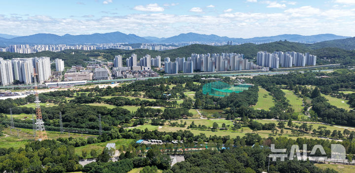 [서울=뉴시스] 김선웅 기자 = 정부가 13일 전월세 및 매매시장 안정을 위한 주택 신속공급 방안을 발표했다. 또한 지난 1월 29일 발표한 도심 내 공공부지 공급 계획에 대해 정비사업 지연요소는 과감히 개선하고 신속 공급이 가능한 매입임대 공급을 획기적으로 지원한다고 발표했다. 지난 1월 발표한 공공부지 중 하나인 태릉CC는 오는 29년 9월 착공될 예정이다. 사진은 서울 노원구 태릉CC의 모습. 2026.08.13. mangusta@newsis.com