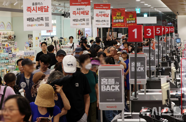 [서울=뉴시스] 김명년 기자 = 임시휴업에 들어갔던 홈플러스가 67개 점포를 재개장한 13일 오전 서울 강서구 홈플러스 강서점에서 방문객들이 입장을 기다리고 있다. 2026.08.13. kmn@newsis.com