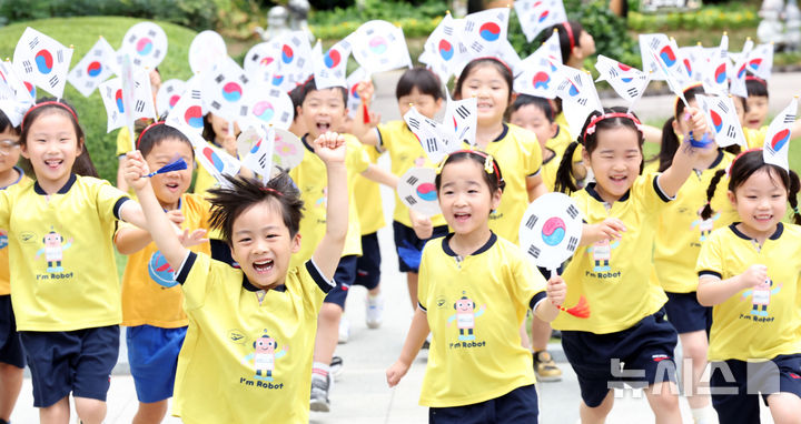  [부산=뉴시스] 하경민 기자 = 제81주년 광복절을 이틀 앞둔 13일 부산 부산진구청 어린이집에서 원생들이 직접 만든 태극기 머리띠를 쓴채 태극기 부채를 들고 뛰어가고 있다. 2026.08.13. yulnetphoto@newsis.com