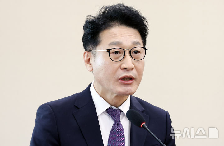 [서울=뉴시스] 최진석 기자 = 이호현 기후에너지환경부 2차관이 13일 여의도 국회에서 열린 기후위기특별위원회 전체회의에서 발언하고 있다. 2026.08.13. myjs@newsis.com