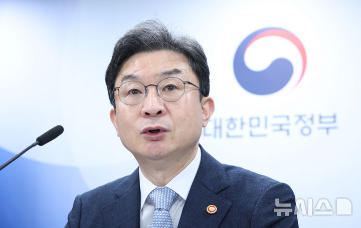 [서울=뉴시스] 조수정 기자 = 이억원 금융위원장이 13일 오전 서울 종로구 정부서울청사에서 '전월세 및 매매시장 안정을 위한 주택 신속공급 방안 및 부동산 시장 안정을 위한 금융 종합대책'을 발표하고 있다. 2026.08.13. chocrystal@newsis.com