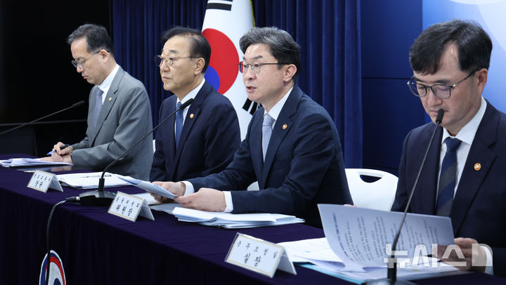 [서울=뉴시스] 조수정 기자 = 이억원 금융위원장이 13일 오전 서울 종로구 정부서울청사에서 '전월세 및 매매시장 안정을 위한 주택 신속공급 방안 및 부동산 시장 안정을 위한 금융 종합대책'을 발표하고 있다. 왼쪽부터 이형일 재정경제부 1차관, 김윤덕 국토교통부 장관, 이억원 금융위원장, 임기근 국무조정실장. 2026.08.13. chocrystal@newsis.com