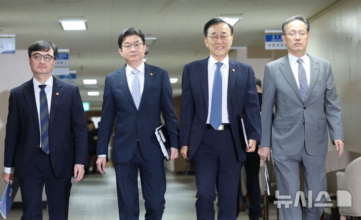 [서울=뉴시스] 조수정 기자 = 김윤덕 국토교통부 장관 등이 13일 오전 서울 종로구 정부서울청사에서 '전월세 및 매매시장 안정을 위한 주택 신속공급 방안 및 부동산 시장 안정을 위한 금융 종합대책'을 발표하기 위해 브리핑실로 이동하고 있다. 오른쪽부터 이형일 재정경제부 1차관, 김윤덕 국토교통부 장관, 이억원 금융위원장, 임기근 국무조정실장. 2026.08.13. chocrystal@newsis.com