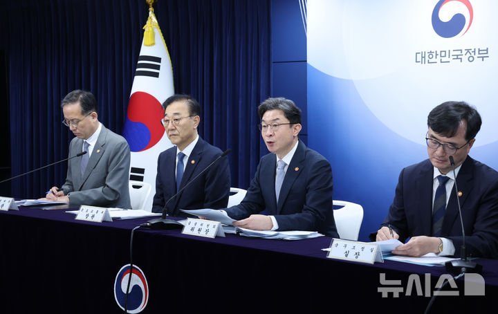 [서울=뉴시스] 조수정 기자 = 이억원 금융위원장이 13일 오전 서울 종로구 정부서울청사에서 '전월세 및 매매시장 안정을 위한 주택 신속공급 방안 및 부동산 시장 안정을 위한 금융 종합대책'을 발표하고 있다. 왼쪽부터 이형일 재정경제부 1차관, 김윤덕 국토교통부 장관, 이억원 금융위원장, 임기근 국무조정실장. 2026.08.13. chocrystal@newsis.com
