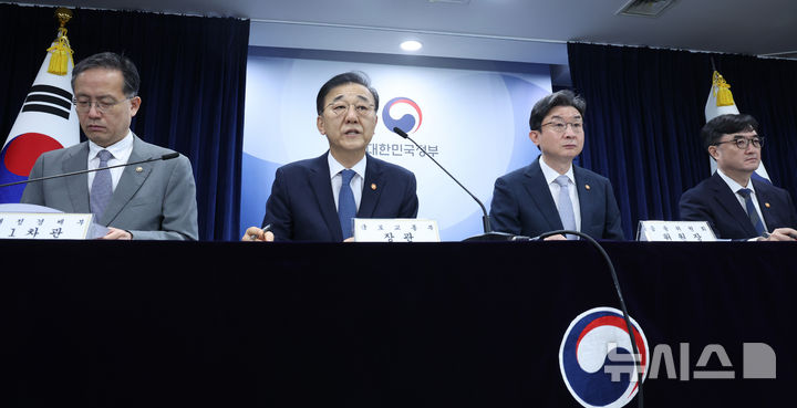 [서울=뉴시스] 조수정 기자 = 김윤덕 국토교통부 장관이 13일 오전 서울 종로구 정부서울청사에서 '전월세 및 매매시장 안정을 위한 주택 신속공급 방안 및 부동산 시장 안정을 위한 금융 종합대책'을 발표하고 있다. 왼쪽부터 이형일 재정경제부 1차관, 김윤덕 국토교통부 장관, 이억원 금융위원장, 임기근 국무조정실장. 2026.08.13. chocrystal@newsis.com