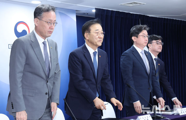 [서울=뉴시스] 조수정 기자 = 김윤덕 국토교통부 장관이 13일 오전 서울 종로구 정부서울청사에서 '전월세 및 매매시장 안정을 위한 주택 신속공급 방안 및 부동산 시장 안정을 위한 금융 종합대책'을 발표한 뒤 인사하고 있다. 왼쪽부터 이형일 재정경제부 1차관, 김윤덕 국토교통부 장관, 이억원 금융위원장, 임기근 국무조정실장. 2026.08.13. chocrystal@newsis.com