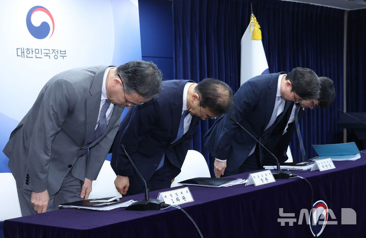 [서울=뉴시스] 조수정 기자 = 김윤덕 국토교통부 장관이 13일 오전 서울 종로구 정부서울청사에서 '전월세 및 매매시장 안정을 위한 주택 신속공급 방안 및 부동산 시장 안정을 위한 금융 종합대책'을 발표한 뒤 인사하고 있다. 왼쪽부터 이형일 재정경제부 1차관, 김윤덕 국토교통부 장관, 이억원 금융위원장, 임기근 국무조정실장. 2026.08.13. chocrystal@newsis.com