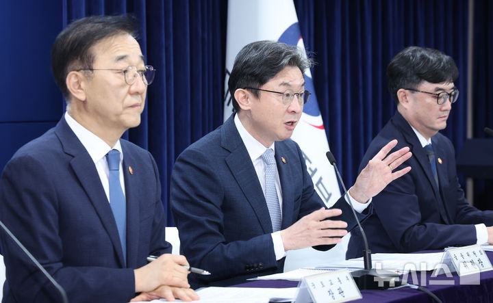 [서울=뉴시스] 조수정 기자 = 이억원 금융위원장이 13일 오전 서울 종로구 정부서울청사에서 '전월세 및 매매시장 안정을 위한 주택 신속공급 방안 및 부동산 시장 안정을 위한 금융 종합대책'을 발표하고 있다. 왼쪽부터 김윤덕 국토교통부 장관, 이 위원장, 임기근 국무조정실장. 2026.08.13. chocrystal@newsis.com