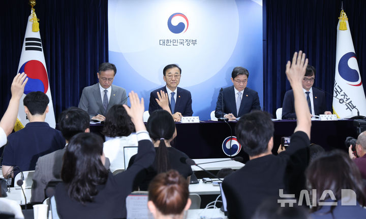 [서울=뉴시스] 조수정 기자 = 김윤덕 국토교통부 장관이 13일 오전 서울 종로구 정부서울청사에서 '전월세 및 매매시장 안정을 위한 주택 신속공급 방안 및 부동산 시장 안정을 위한 금융 종합대책'을 발표한 뒤 질문을 받고 있다. 왼쪽부터 이형일 재정경제부 1차관, 김윤덕 국토교통부 장관, 이억원 금융위원장, 임기근 국무조정실장. 2026.08.13. chocrystal@newsis.com