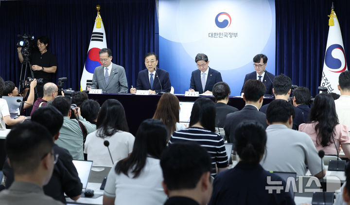 [서울=뉴시스] 조수정 기자 = 김윤덕 국토교통부 장관이 13일 오전 서울 종로구 정부서울청사에서 '전월세 및 매매시장 안정을 위한 주택 신속공급 방안 및 부동산 시장 안정을 위한 금융 종합대책'을 발표하고 있다. 왼쪽부터 이형일 재정경제부 1차관, 김윤덕 국토교통부 장관, 이억원 금융위원장, 임기근 국무조정실장. 2026.08.13. chocrystal@newsis.com