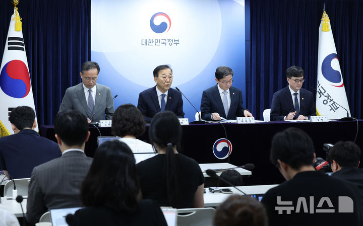 [서울=뉴시스] 조수정 기자 = 김윤덕 국토교통부 장관이 13일 오전 서울 종로구 정부서울청사에서 '전월세 및 매매시장 안정을 위한 주택 신속공급 방안 및 부동산 시장 안정을 위한 금융 종합대책'을 발표하고 있다. 왼쪽부터 이형일 재정경제부 1차관, 김윤덕 국토교통부 장관, 이억원 금융위원장, 임기근 국무조정실장. 2026.08.13. chocrystal@newsis.com