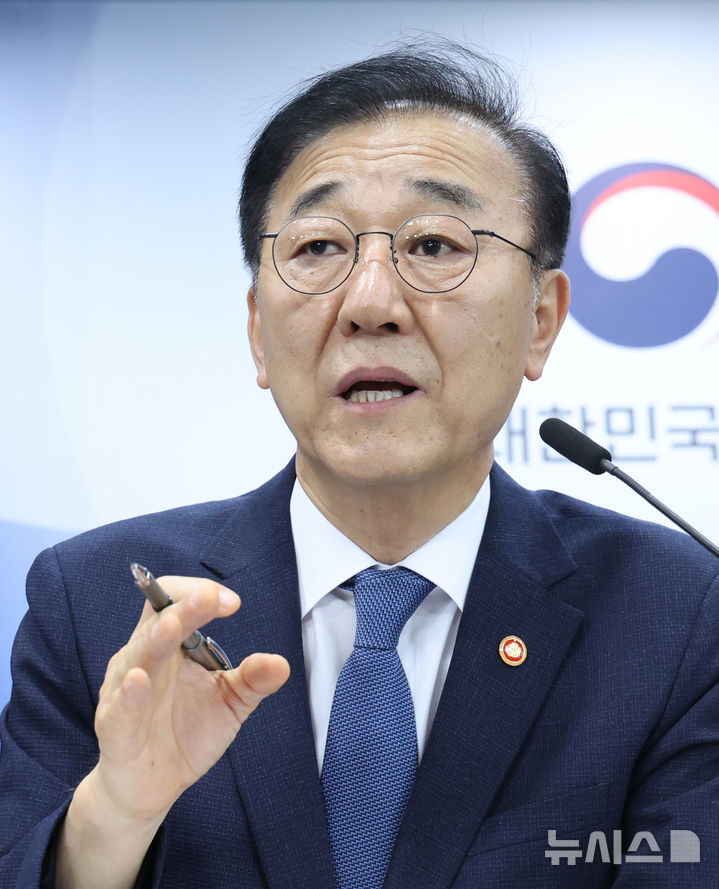 [서울=뉴시스] 조수정 기자 = 김윤덕 국토교통부 장관이 13일 오전 서울 종로구 정부서울청사에서 '전월세 및 매매시장 안정을 위한 주택 신속공급 방안 및 부동산 시장 안정을 위한 금융 종합대책'을 발표한 뒤 기자들의 질문에 답하고 있다. 2026.08.13. chocrystal@newsis.com
