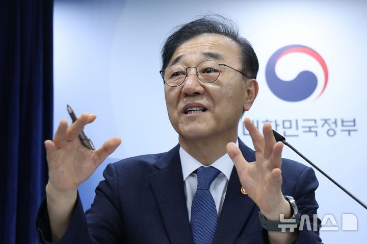 [서울=뉴시스] 조수정 기자 = 김윤덕 국토교통부 장관이 13일 오전 서울 종로구 정부서울청사에서 '전월세 및 매매시장 안정을 위한 주택 신속공급 방안 및 부동산 시장 안정을 위한 금융 종합대책'을 발표한 뒤 기자들의 질문에 답하고 있다. 2026.08.13. chocrystal@newsis.com