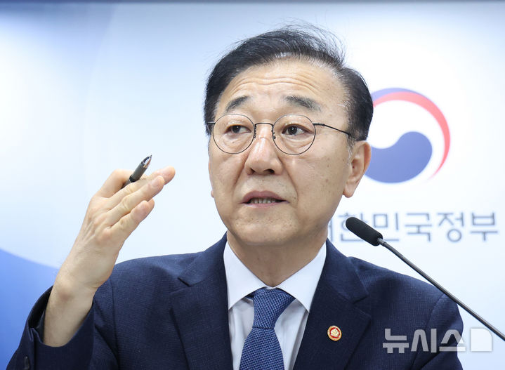 [서울=뉴시스] 조수정 기자 = 김윤덕 국토교통부 장관이 13일 오전 서울 종로구 정부서울청사에서 '전월세 및 매매시장 안정을 위한 주택 신속공급 방안 및 부동산 시장 안정을 위한 금융 종합대책'을 발표한 뒤 기자들의 질문에 답하고 있다. 2026.08.13. chocrystal@newsis.com