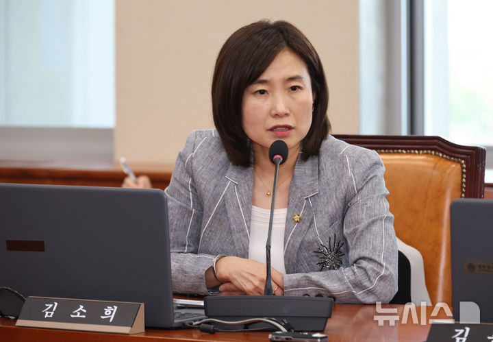 [서울=뉴시스] 최진석 기자 = 기후특위 야당 간사인 김소희 국민의힘 의원이 13일 여의도 국회에서 열린 기후위기특별위원회 전체회의에서 발언하고 있다. 2026.08.13. myjs@newsis.com