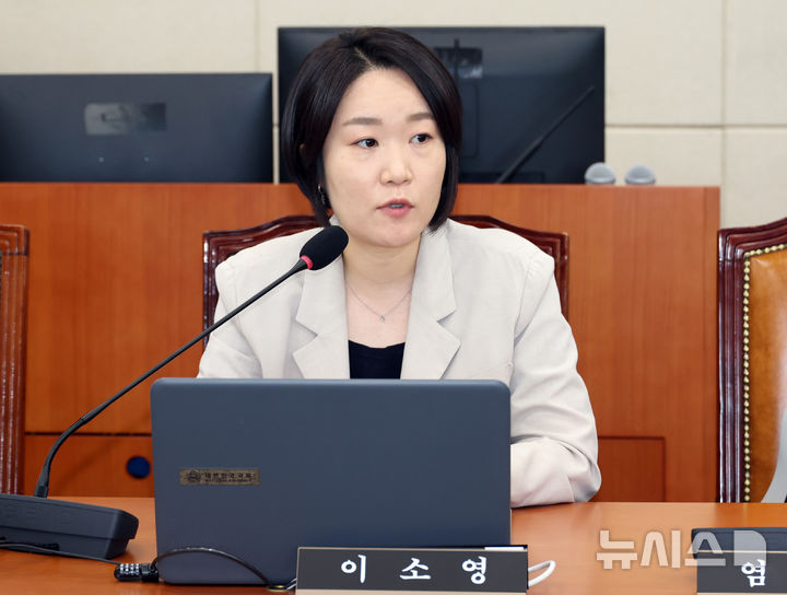 [서울=뉴시스] 최진석 기자 = 이소영 더불어민주당 의원이 지난 13일 여의도 국회에서 열린 기후위기특별위원회 전체회의에서 발언하고 있다. 2026.08.30. myjs@newsis.com
