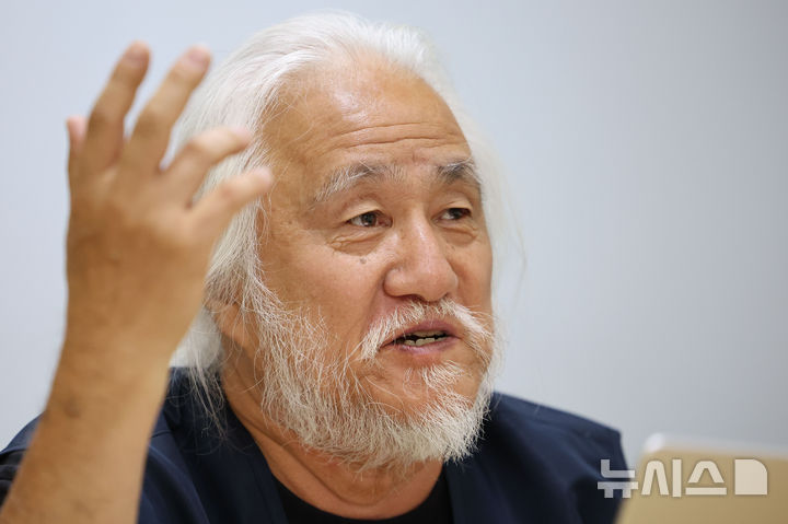 [서울=뉴시스] 황준선 기자 = 박경석 전국장애인차별철폐연대 상임공동대표가 지난 12일 서울 종로구 전국장애인차별철폐연대에서 뉴시스와 인터뷰 하고 있다. 2026.08.15. hwang@newsis.com