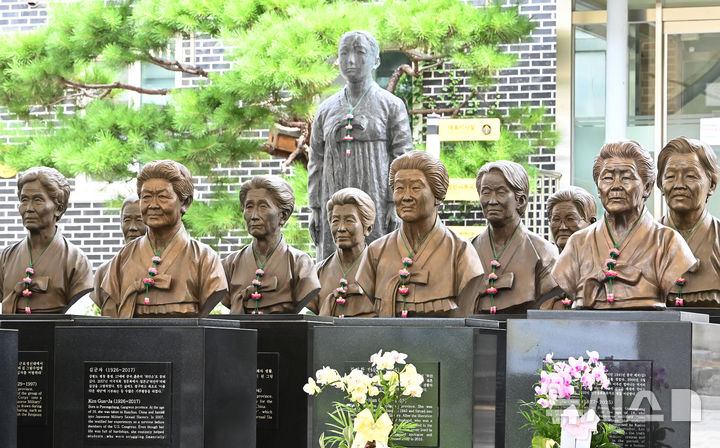 [경기광주=뉴시스] 김종택 기자 = 일본군 위안부 피해자 기림의 날을 하루 앞둔 지난 8월 13일 경기 광주시 나눔의집에 세상을 떠난 위안부 피해자 할머니들의 흉상이 세워져 있다. 2026.08.13. jtk@newsis.com