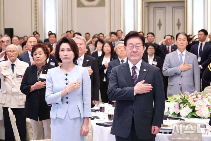 [서울=뉴시스] 조성봉 기자 = 이재명 대통령과 김혜경 여사가 13일 청와대 영빈관에서 열린 국가유공자 및 보훈 가족 초청 오찬 행사에서 국민의례를 하고 있다. 2026.08.13. suncho21@newsis.com
