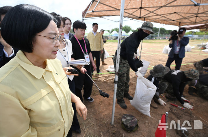[무안=뉴시스] 이현행 기자 = 한성숙 국무총리가 13일 오전 전남광주통합특별시 무안국제공항에서 12·29 여객기 참사 재수색 현장을 둘러보고 있다. 2026.08.13. lhh@newsis.com