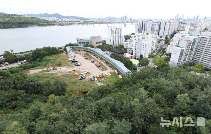 [서울=뉴시스] 김명년 기자 = 정부가 수도권에 23만 가구+α 규모의 주택을 추가 공급한다. 우선 서울 강서구와 경기 남양주시·광주시 등 3곳에 2만7200가구 규모의 신규 공공택지를 조성하고, 연내 7만3000가구 이상의 후보지를 추가 발표할 계획이다. 이날 공개된 신규 공공택지 후보지는 서울 강서구 염창동과 경기 남양주시 와부읍, 광주시 장지동 등이다. 사진은 5만1000㎡ 부지에 1000가구를 공급할 예정인 서울 강서구 염창공원 일대 모습. 2026.08.13. kmn@newsis.com