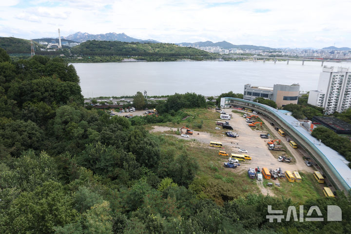 [서울=뉴시스] 김명년 기자 = 정부가 수도권에 23만 가구+α 규모의 주택을 추가 공급한다. 우선 서울 강서구와 경기 남양주시·광주시 등 3곳에 2만7200가구 규모의 신규 공공택지를 조성하고, 연내 7만3000가구 이상의 후보지를 추가 발표할 계획이다. 이날 공개된 신규 공공택지 후보지는 서울 강서구 염창동과 경기 남양주시 와부읍, 광주시 장지동 등이다. 사진은 5만1000㎡ 부지에 1000가구를 공급할 예정인 서울 강서구 염창공원 일대 모습. 2026.08.13. kmn@newsis.com