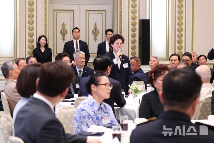 [서울=뉴시스] 조성봉 기자 = 박건용 전몰군경미망인회장이 13일 청와대 영빈관에서 열린 국가유공자 및 보훈 가족 초청 오찬 행사에서 감사 인사를 하고 있다. 2026.08.13. suncho21@newsis.com