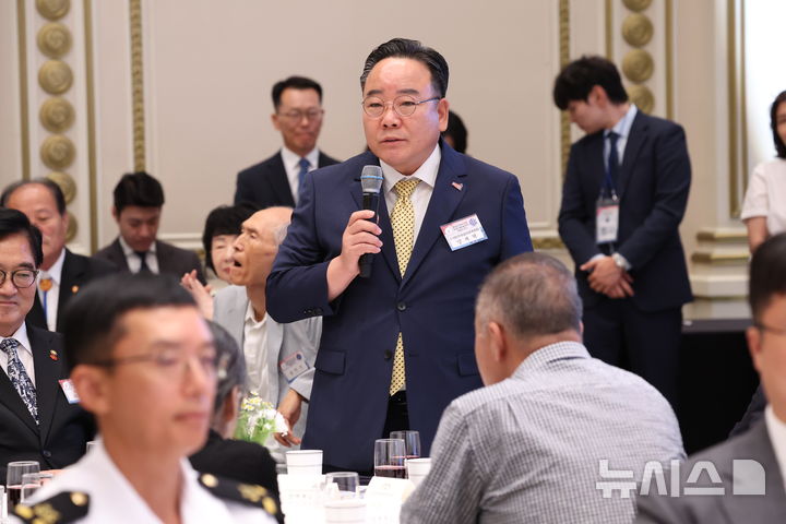 [서울=뉴시스] 조성봉 기자 = 양재혁 5·18유족회장이 13일 청와대 영빈관에서 열린 국가유공자 및 보훈 가족 초청 오찬 행사에서 건배 제의를 하고 있다. 2026.08.13. suncho21@newsis.com