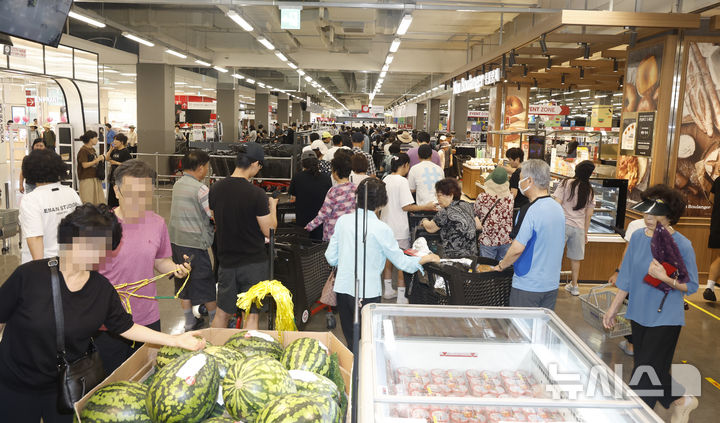 [울산=뉴시스] 배병수 기자 = 13일 한달만에 재개점한 울산 중구 홈플러스 매장에 물건을 구입하는 시민들로 북적이고 있다. 2026.08.13. bbs@newsis.com.
