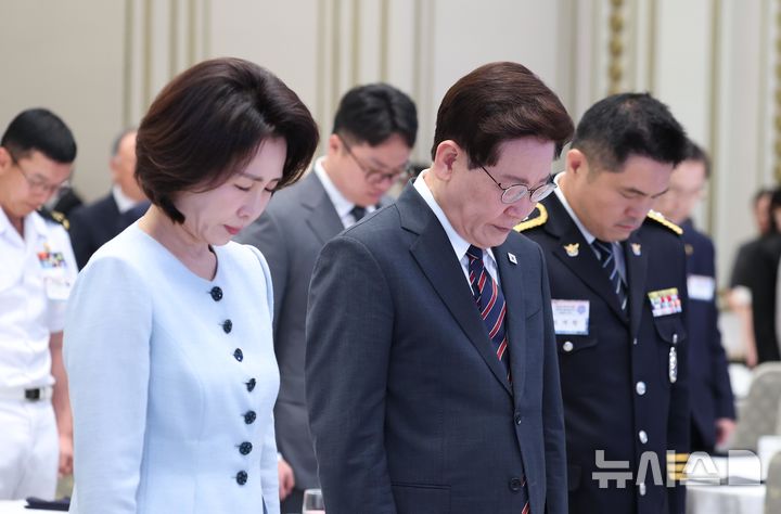 [서울=뉴시스] 조성봉 기자 = 이재명 대통령과 김혜경 여사가 13일 청와대 영빈관에서 열린 국가유공자 및 보훈 가족 초청 오찬 행사에서 묵념을 하고 있다. 2026.08.13. suncho21@newsis.com