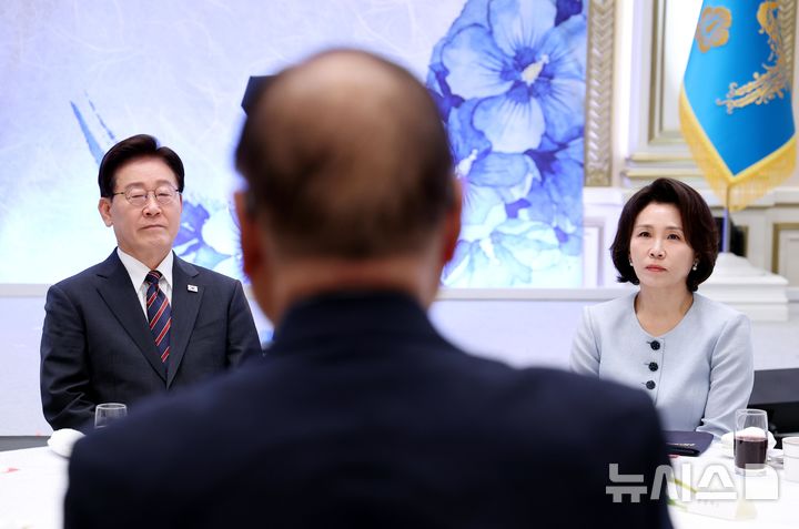 [서울=뉴시스] 조성봉 기자 = 이재명 대통령과 김혜경 여사가 13일 청와대 영빈관에서 열린 국가유공자 및 보훈 가족 초청 오찬 행사에서 이종찬 광복회장의 발언을 듣고 있다. 2026.08.13. suncho21@newsis.com