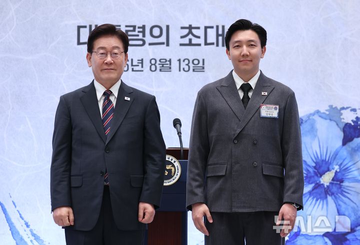 [서울=뉴시스] 조성봉 기자 = 이재명 대통령이 13일 청와대 영빈관에서 열린 국가유공자 및 보훈 가족 초청 오찬 행사에서 재외 독립유공자 후손인 김막심 씨에게 태극기 배지를 증정하고 기념 촬영을 하고 있다. 2026.08.13. suncho21@newsis.com