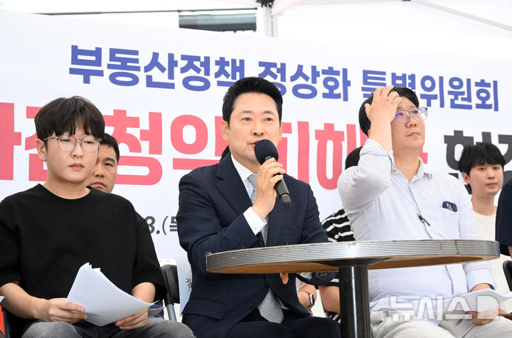 [고양=뉴시스] 전신 기자 = 국민의힘 부동산 정책 정상화특위 위원장을 맡은 장동혁 대표가 13일 경기도 고양 창릉 S4 공사 현장에서 열린 '뉴홈 사전청약 피해자 현장간담회'에서 발언하고 있다. (공동취재) 2026.08.13. photo1006@newsis.com
