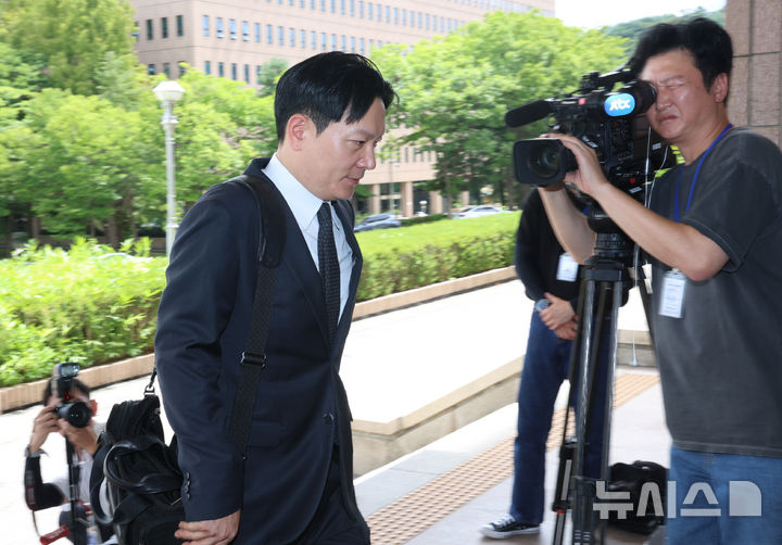 [과천=뉴시스] 박영태 기자 = 박상용 인천지검 부부장검사가 쌍방울 대북송금 사건 수사 관련 13일 오후 경기도 과천시 법무부 감찰위원회에 출석하고 있다. 2026.08.13. since1999@newsis.com