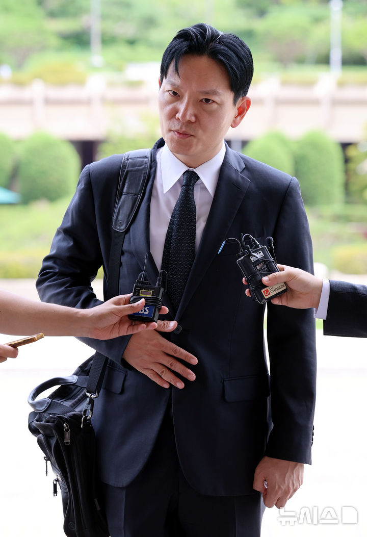 [과천=뉴시스] 박영태 기자 = 박상용 인천지검 부부장검사가 쌍방울 대북송금 사건 수사 관련 13일 오후 경기도 과천시 법무부 감찰위원회에 출석하며 취재진 질문에 답변하고 있다. 2026.08.13. since1999@newsis.com