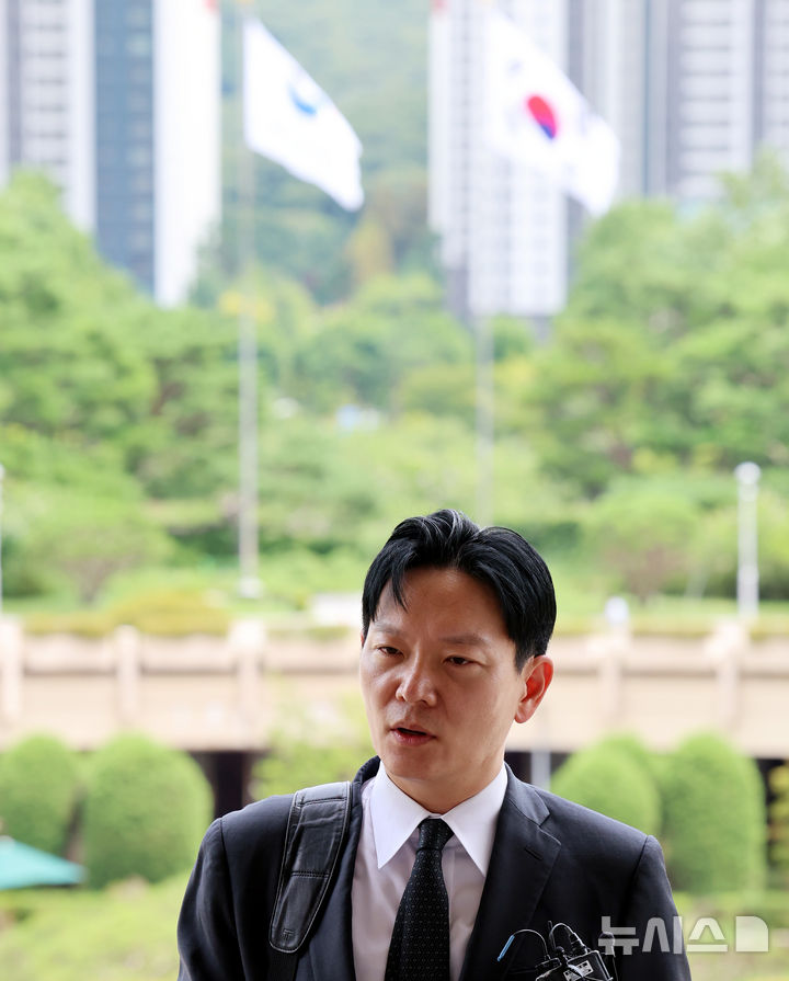 [과천=뉴시스] 박영태 기자 = 박상용 인천지검 부부장검사가 쌍방울 대북송금 사건 수사 관련 13일 오후 경기도 과천시 법무부 감찰위원회에 출석하며 취재진 질문에 답변하고 있다. 2026.08.13. since1999@newsis.com