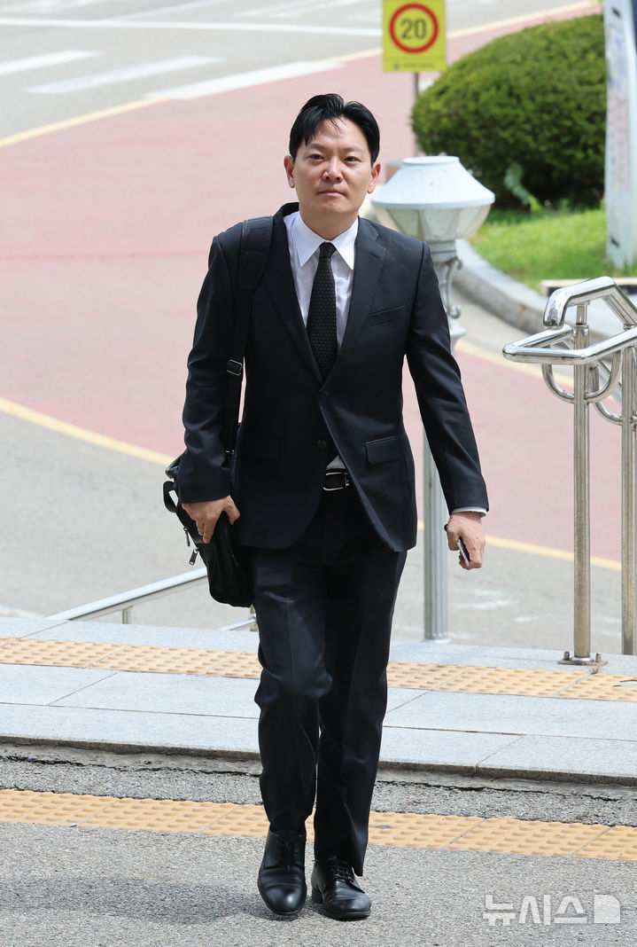 [과천=뉴시스] 박영태 기자 = 박상용 인천지검 부부장검사가 쌍방울 대북송금 사건 수사 관련 13일 오후 경기도 과천시 법무부 감찰위원회에 출석하고 있다. 2026.08.13. since1999@newsis.com