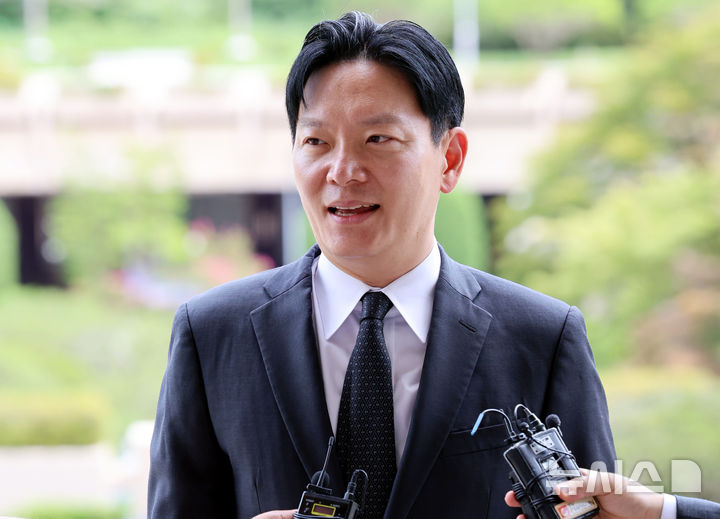 [과천=뉴시스] 박영태 기자 = 박상용 인천지검 부부장검사가 쌍방울 대북송금 사건 수사 관련 13일 오후 경기도 과천시 법무부 감찰위원회에 출석하며 취재진 질문에 답변하고 있다. 2026.08.13. since1999@newsis.com