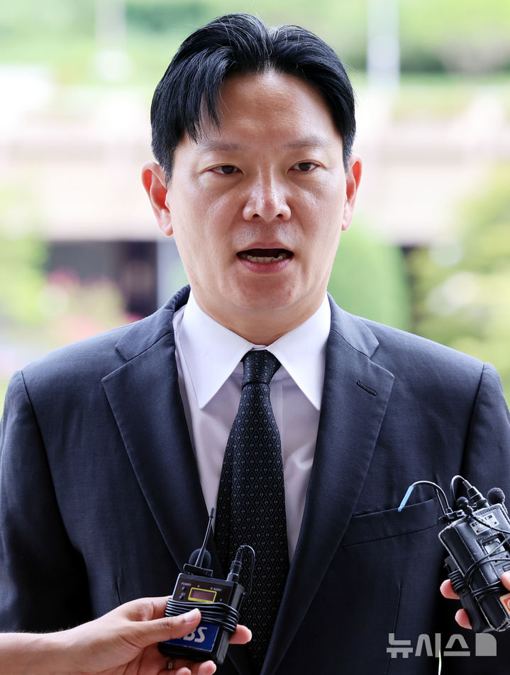 [과천=뉴시스] 박영태 기자 = 박상용 인천지검 부부장검사가 쌍방울 대북송금 사건 수사 관련 13일 오후 경기도 과천시 법무부 감찰위원회에 출석하며 취재진 질문에 답변하고 있다. 2026.08.13. since1999@newsis.com