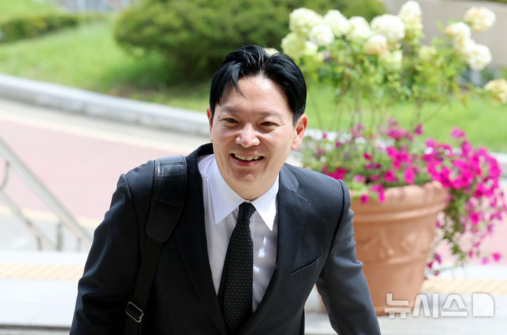 [과천=뉴시스] 박영태 기자 = 박상용 인천지검 부부장검사가 쌍방울 대북송금 사건 수사 관련 13일 오후 경기도 과천시 법무부 감찰위원회에 출석하고 있다. 2026.08.13. since1999@newsis.com