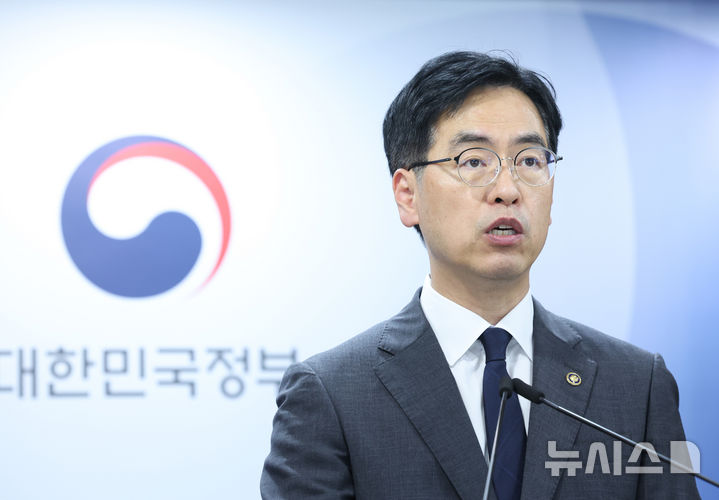 [서울=뉴시스] 조수정 기자 = 김민재 행정안전부 차관이 13일 오후 서울 종로구 정부서울청사에서 지방의원 수의계약 및 지방공무원 횡령 관련 브리핑을 하고 있다. 2026.08.13. chocrystal@newsis.com