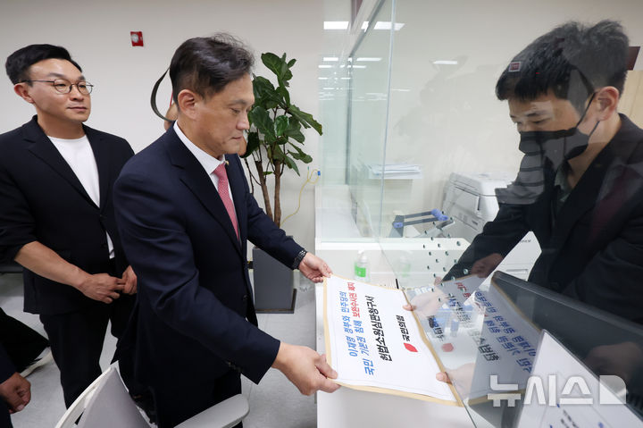 [서울=뉴시스] 조성우 기자 = 김태규(가운데) 국민의힘 법률자문위원회 위원장과 고석(왼쪽), 최지우 부위원장이 지난 13일 서울 종로구 헌법재판소 민원실에서 검찰 보완수사권 폐지를 골자로 한 개정 형사소송법에 대한 헌법소원심판 청구서를 제출하고 있다. 2026.08.26. xconfind@newsis.com