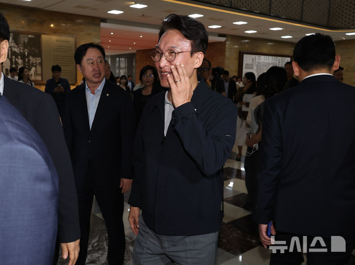 [서울=뉴시스] 최진석 기자 = 김민석 더불어민주당 당대표 후보가 13일 여의도 국회 본관 로텐더홀에서 열린 민생입법 방해·5.18 역사 왜곡 국민의힘 규탄대회를 마친 뒤 의원총회장으로 향하고 있다. 2026.08.13. myjs@newsis.com