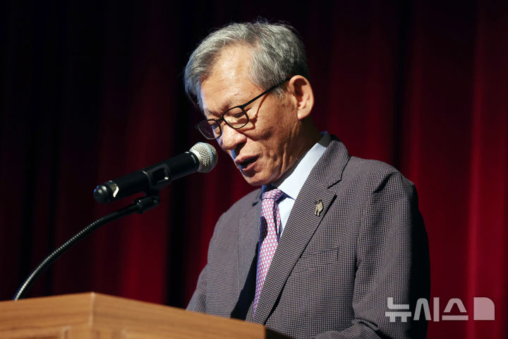 [서울=뉴시스] 박진희 기자 = 유홍준 국립중앙박물관 관장이 13일 서울 용산구 국립중앙박물관 대강당에서 열린 특별 강연에 앞서 특별전 '우리들의 밥상' 전시품의 검증 미흡에 대한 사과문을 읽고 있다.&nbsp; 국립중앙박물관은 특별전 '우리들의 밥상'에서 애국지사 박원근의 글씨라며 전시한 작품 '일반시국은'(一飯是國恩)' 유묵은 같은 이름의 친일반민족행위자 글씨일 가능성이 제기돼 지난 10일 해당 유물을 철수했다. 2026.08.13. pak7130@newsis.com